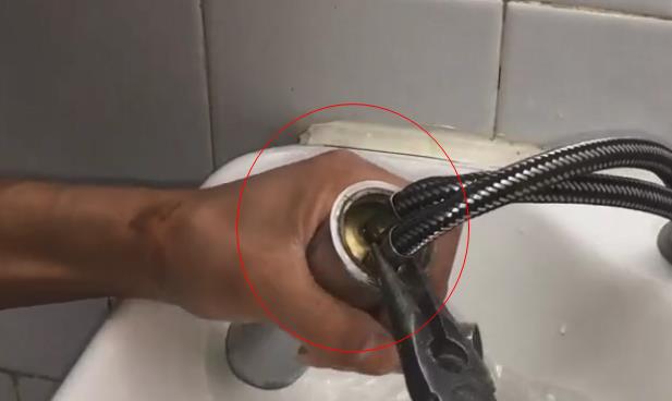 衛(wèi)生間臺(tái)盆水龍頭拆卸圖解,6張步驟大圖帶你全程拆卸! 衛(wèi)生間臺(tái)盆水龍頭拆卸圖解,6張步驟大圖帶你全程拆卸!