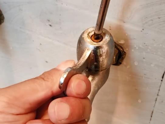 水龍頭滴水怎么修圖解！沒想到，2張圖2個步驟就搞定了！